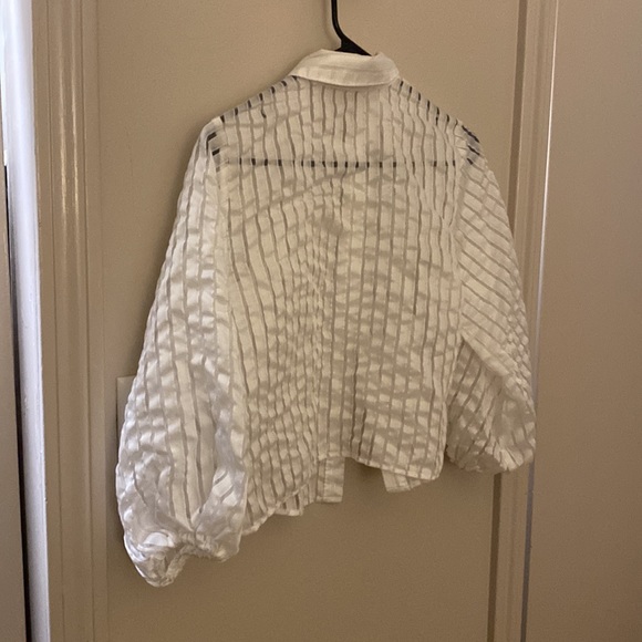 JustFab Balloon Sleeve Button Up - Picture 4 of 4